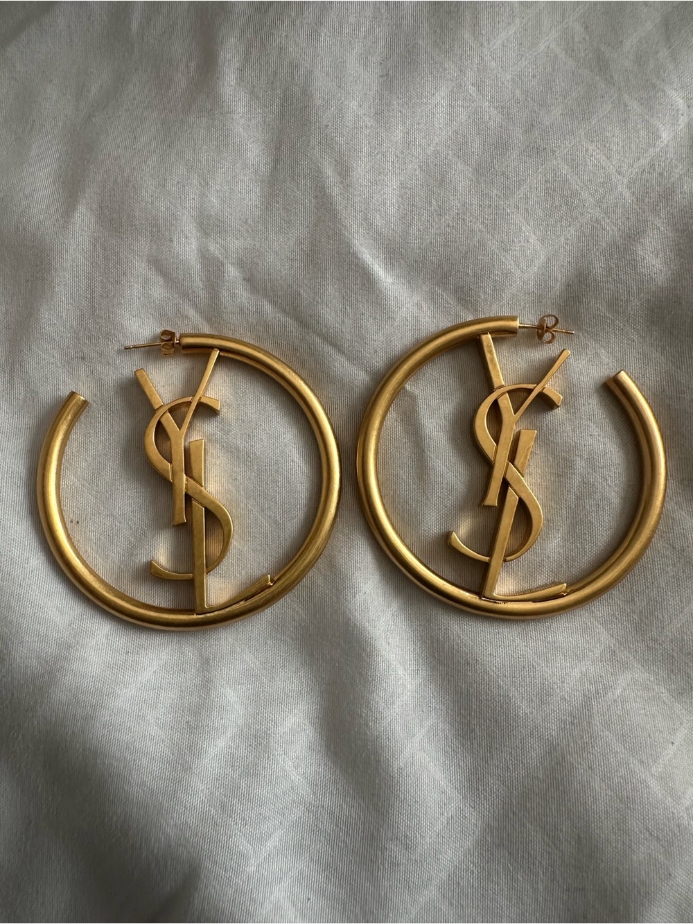 🌟 CASSANDRE HOOP EARRINGS IN METAL
PATINATED GOLD